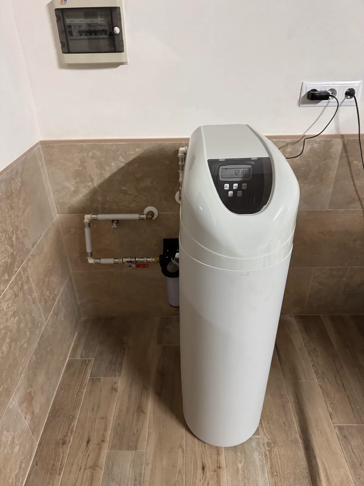 Descalcificador instalado en un baño