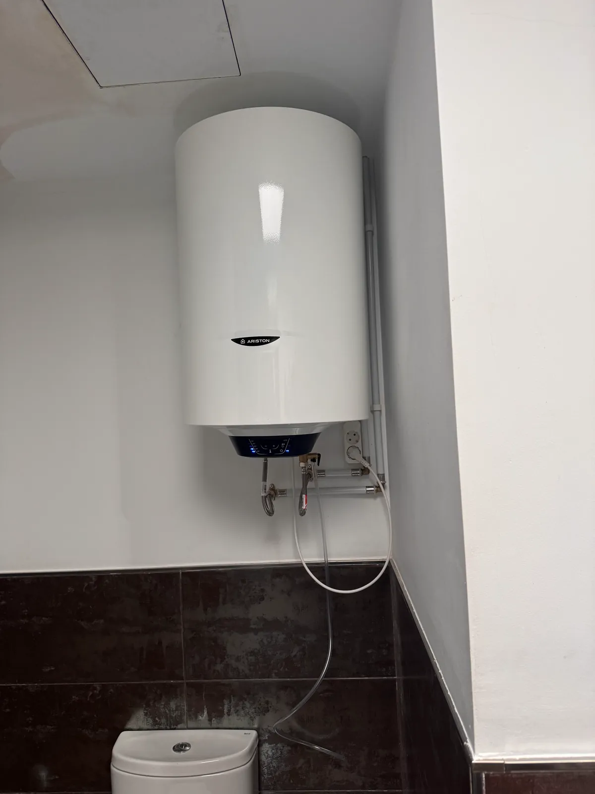 Termo eléctrico instalado en un baño