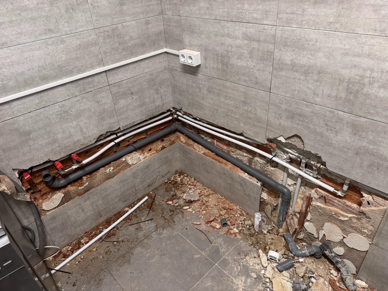 Tuberías de cobre y multicapa al descubierto en la reforma de un baño