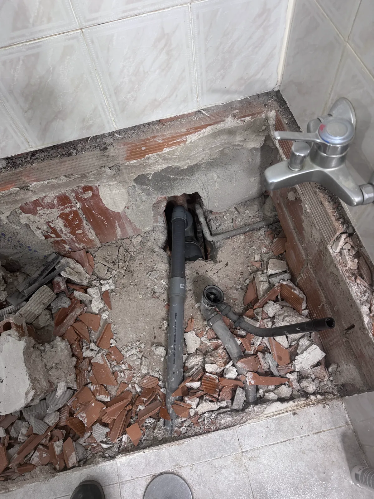 Tubería de desagüe al descubierto en la reforma de una zona de ducha