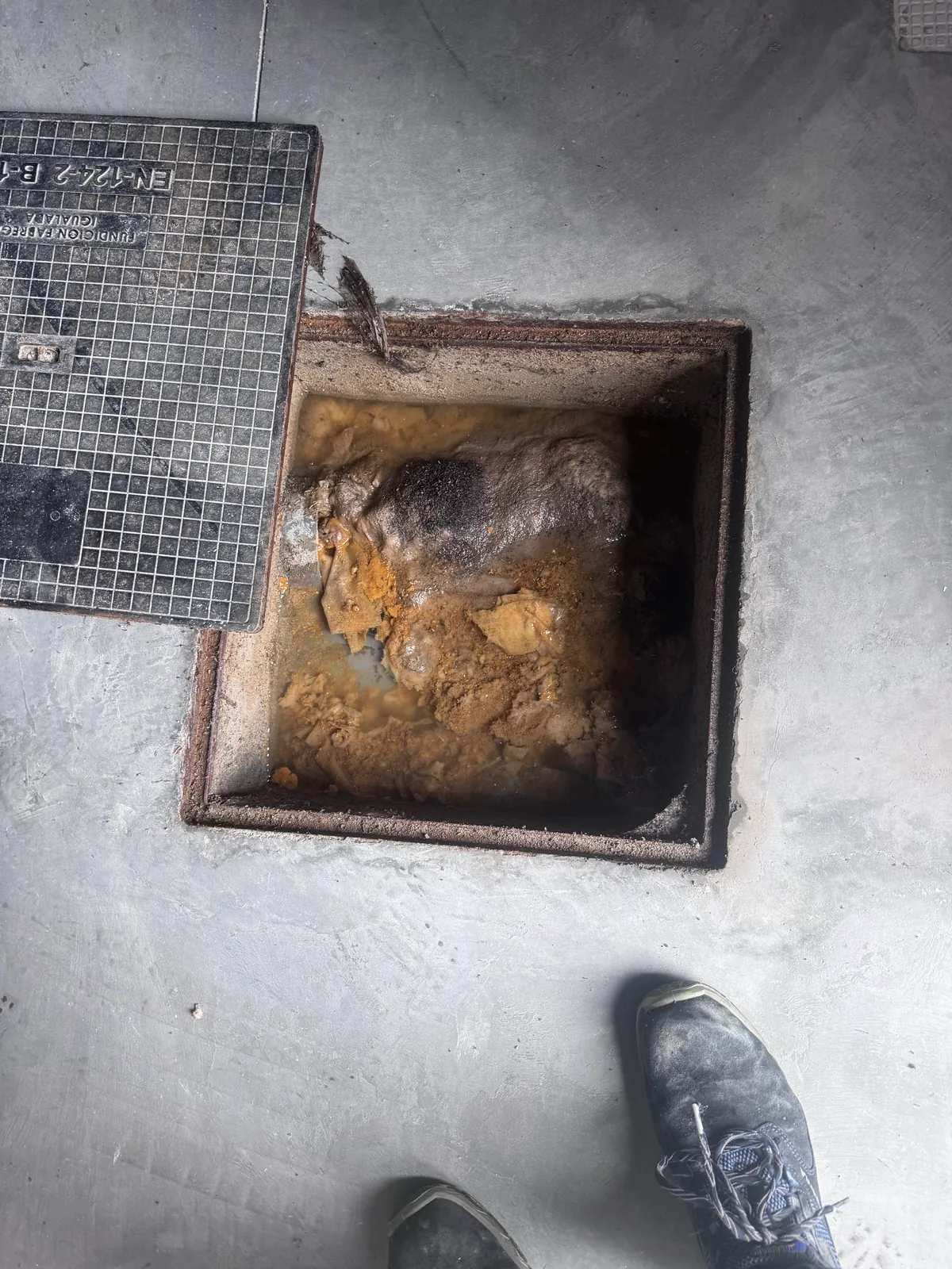 Arqueta de saneamiento abierta durante una revisión