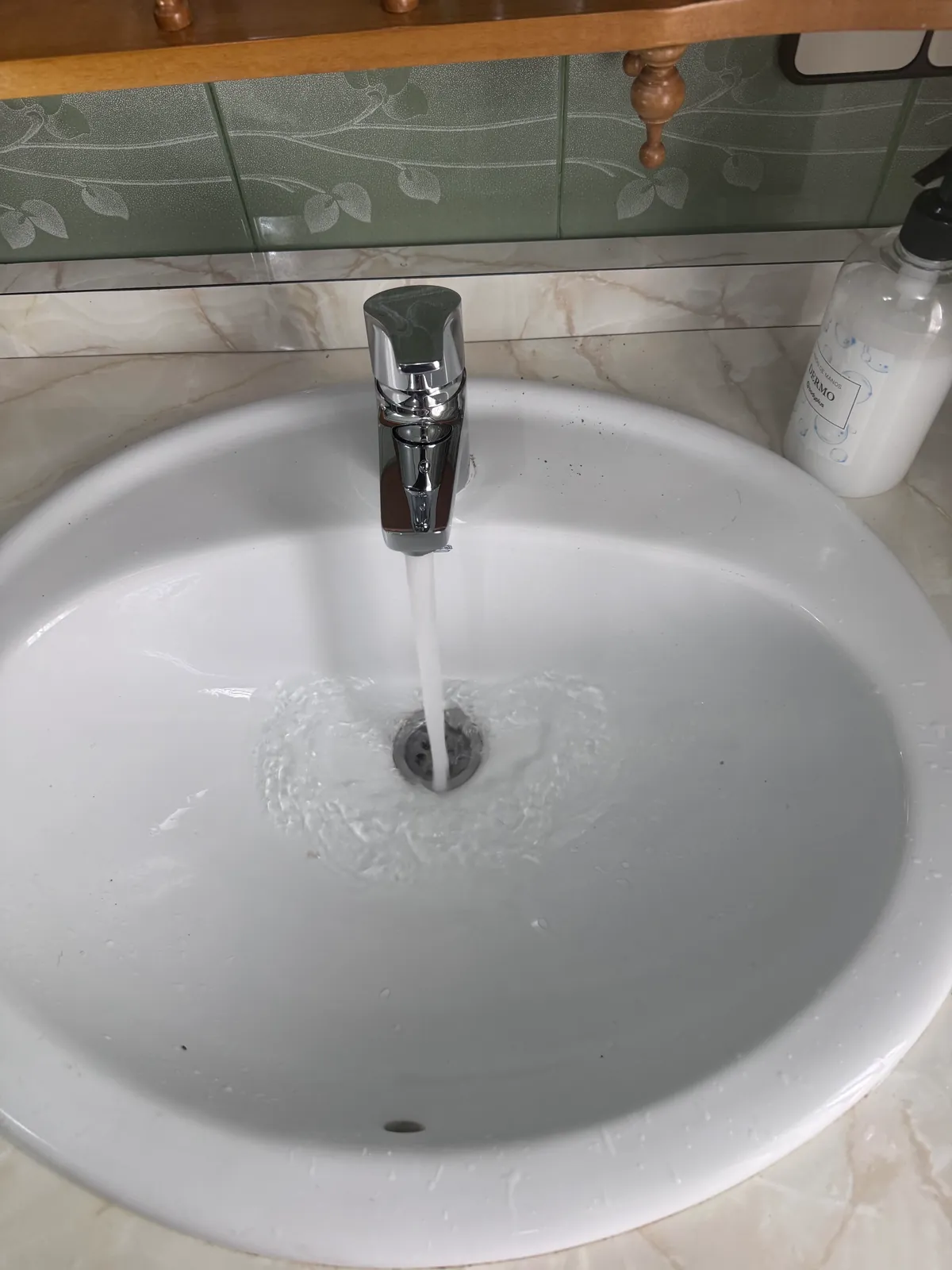 Grifo de lavabo con prueba de caudal tras la reparación