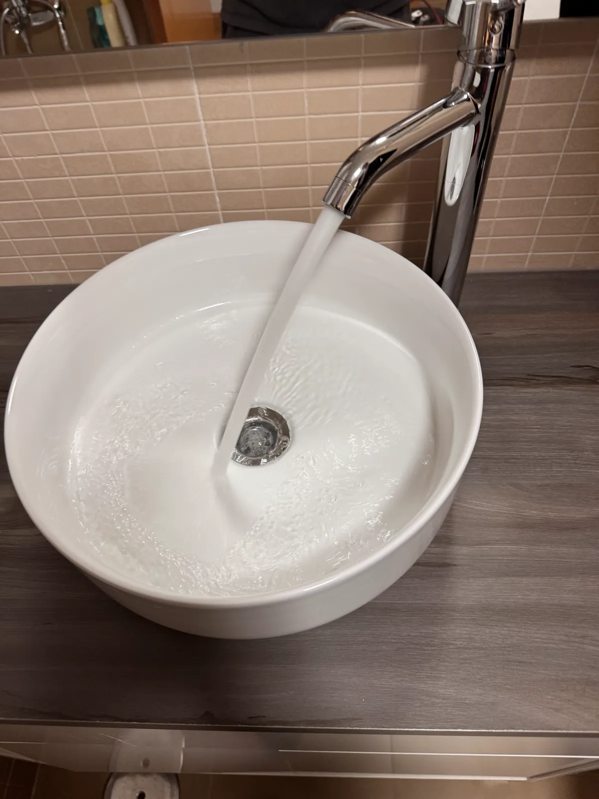 Lavabo sobre encimera con grifería durante una prueba de caudal