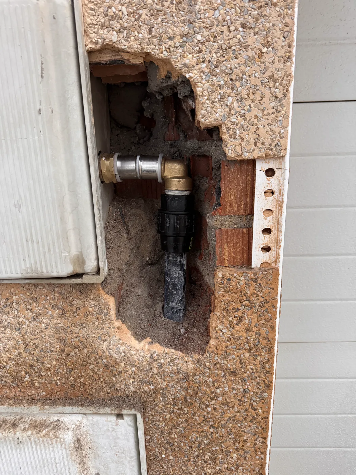 Tubería con llaves de corte en un hueco de pared