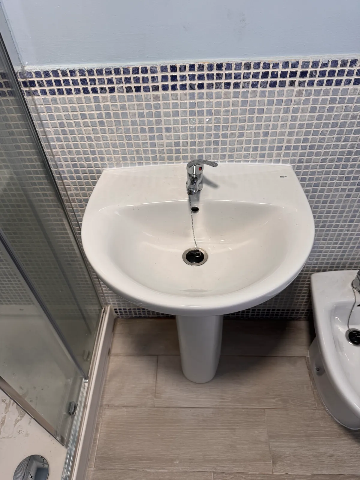 Lavabo con pedestal instalado en un baño