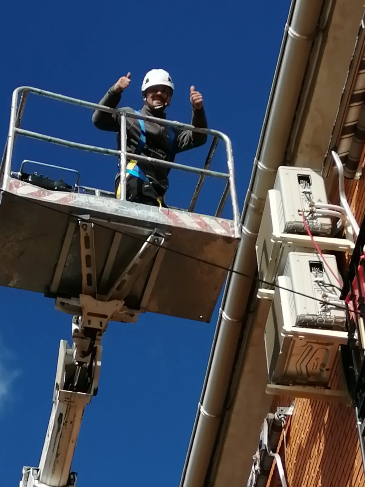 Técnico de JMC Soluciones trabajando en altura con plataforma elevadora en Toledo