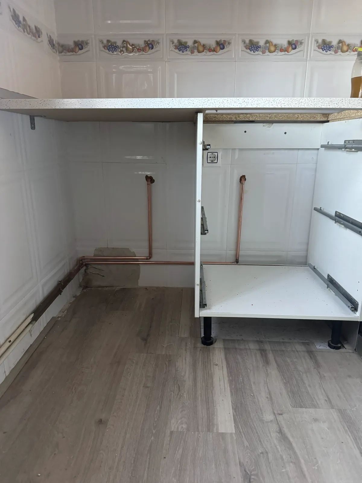Tuberías de cobre de calefacción en una cocina en reforma