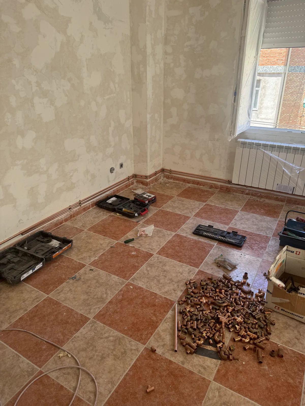 Tendido de tubería de cobre para radiadores en una vivienda en reforma