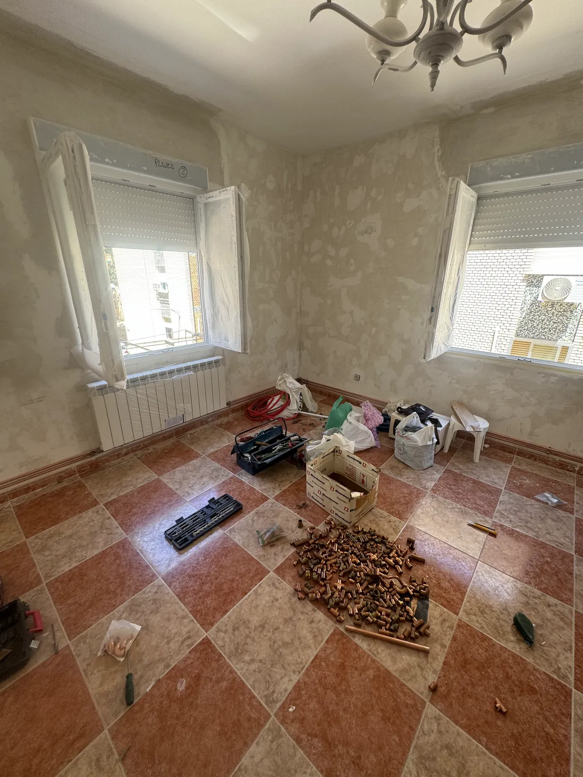 Habitación con tubería de calefacción preparada para colocar radiadores