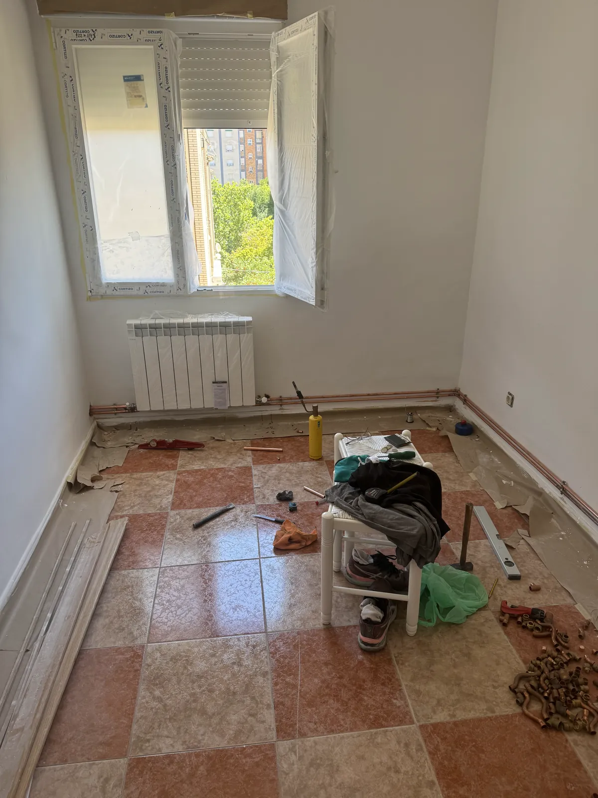 Radiador instalado bajo la ventana de una habitación
