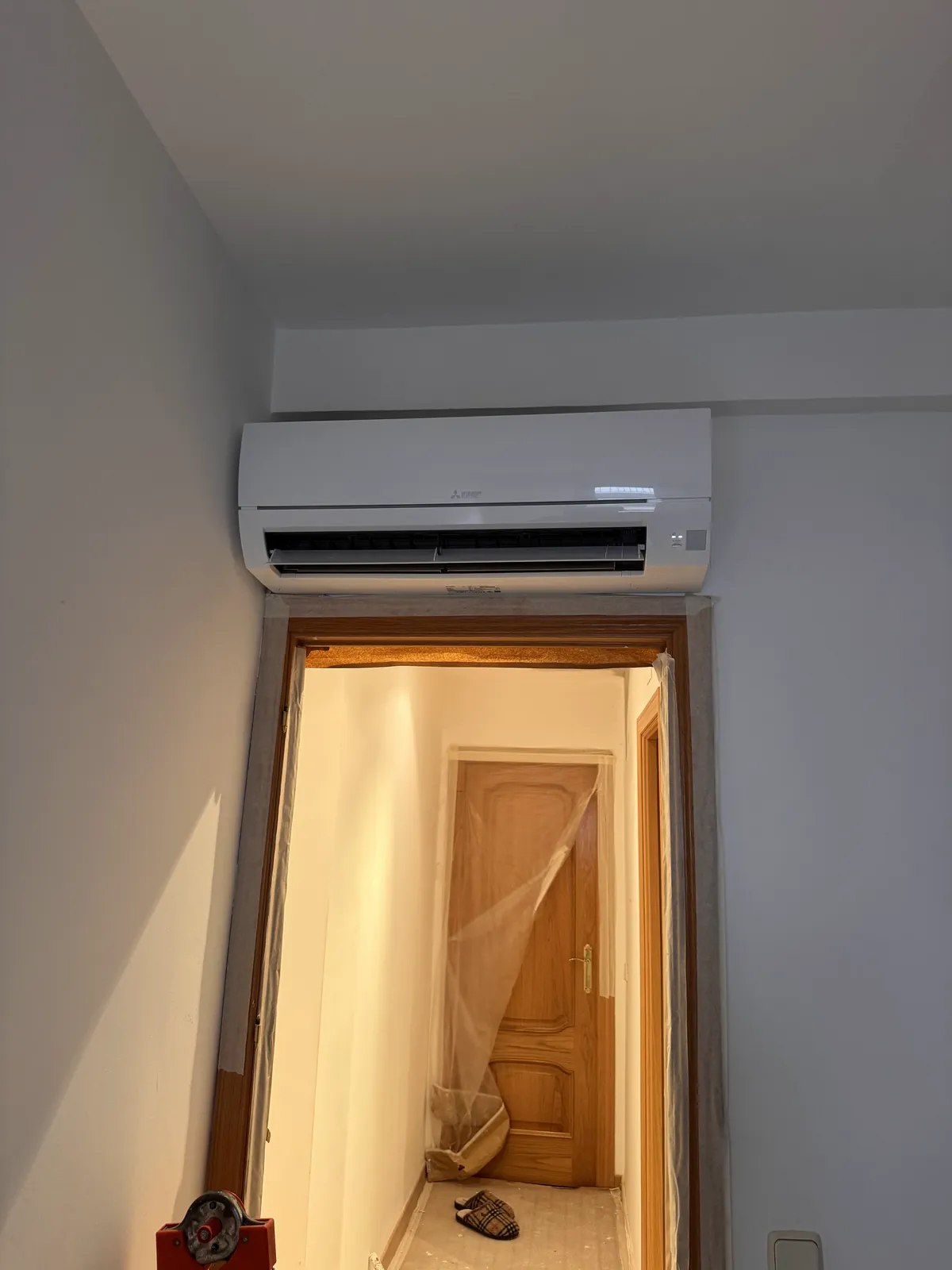 Split de pared instalado en un pasillo de una vivienda