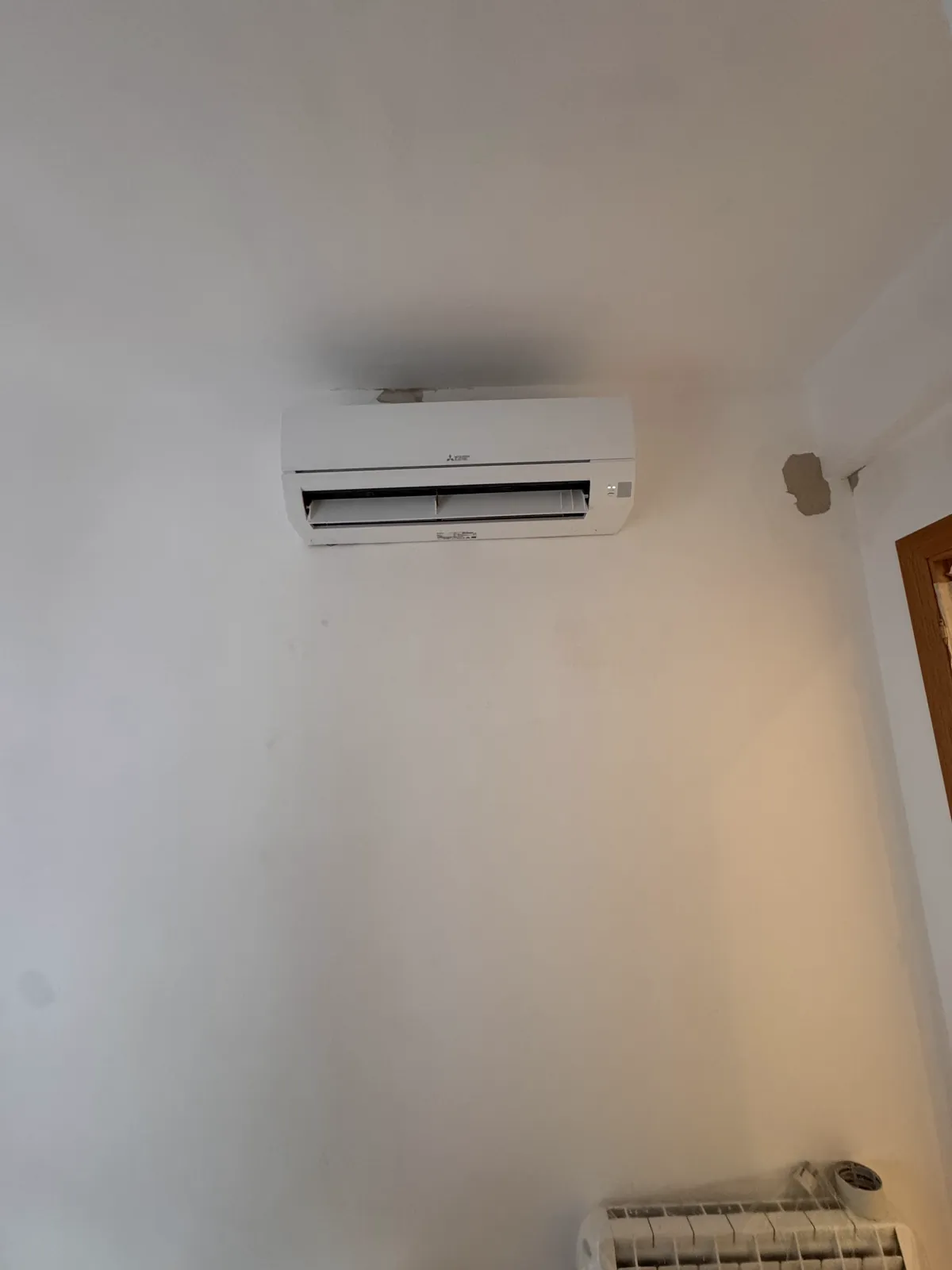 Aire acondicionado split instalado en una habitación recién pintada