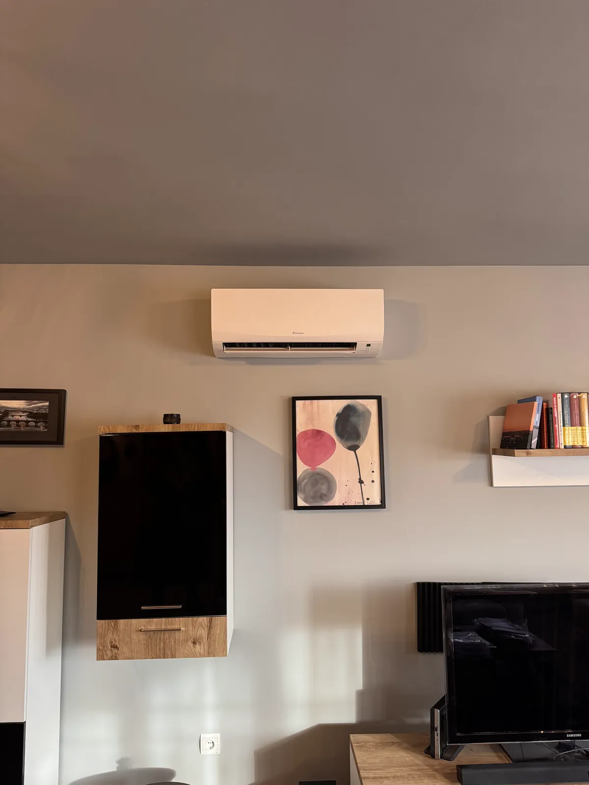 Aire acondicionado split instalado en la pared de un salón