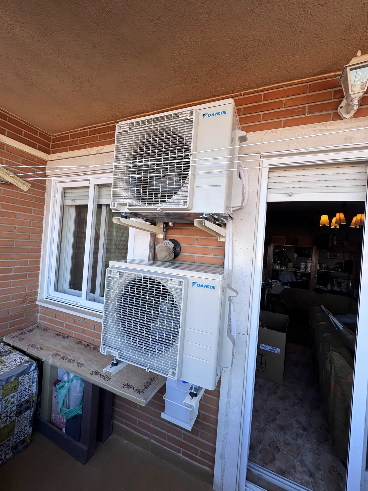Dos unidades exteriores de aire acondicionado Daikin instaladas en una terraza
