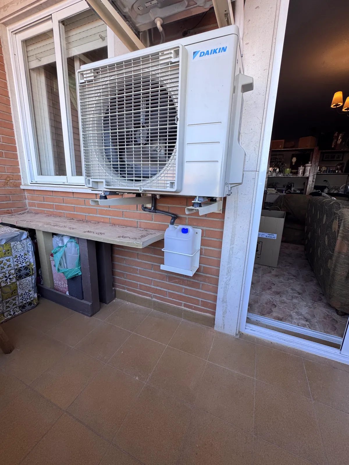 Dos unidades exteriores de aire acondicionado Daikin instaladas en una terraza