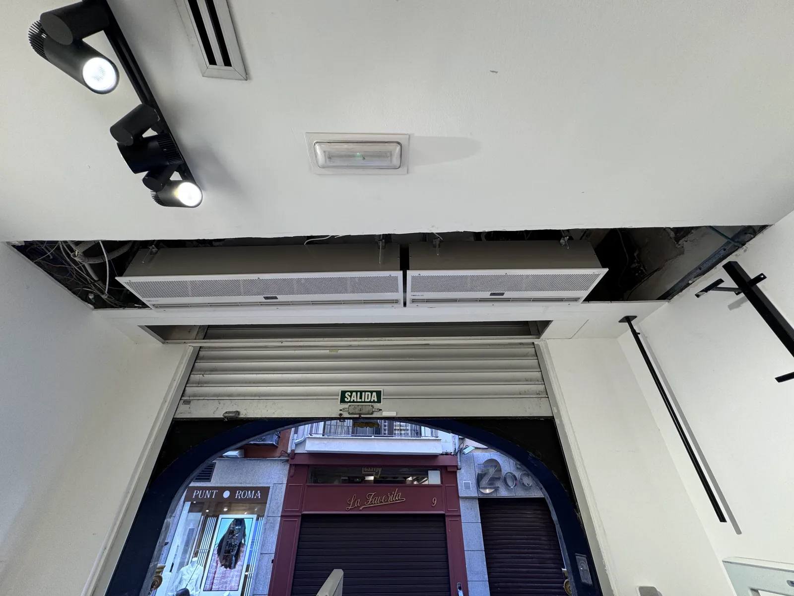 Climatización por conductos en un local comercial con falso techo