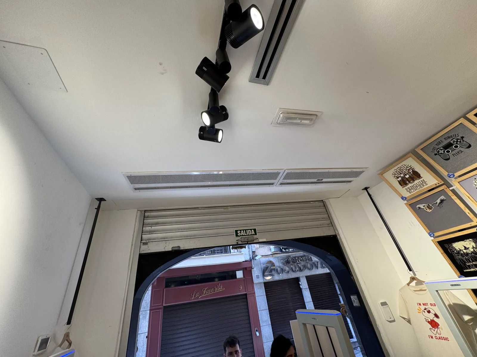 Local comercial con difusores lineales de aire acondicionado en el techo