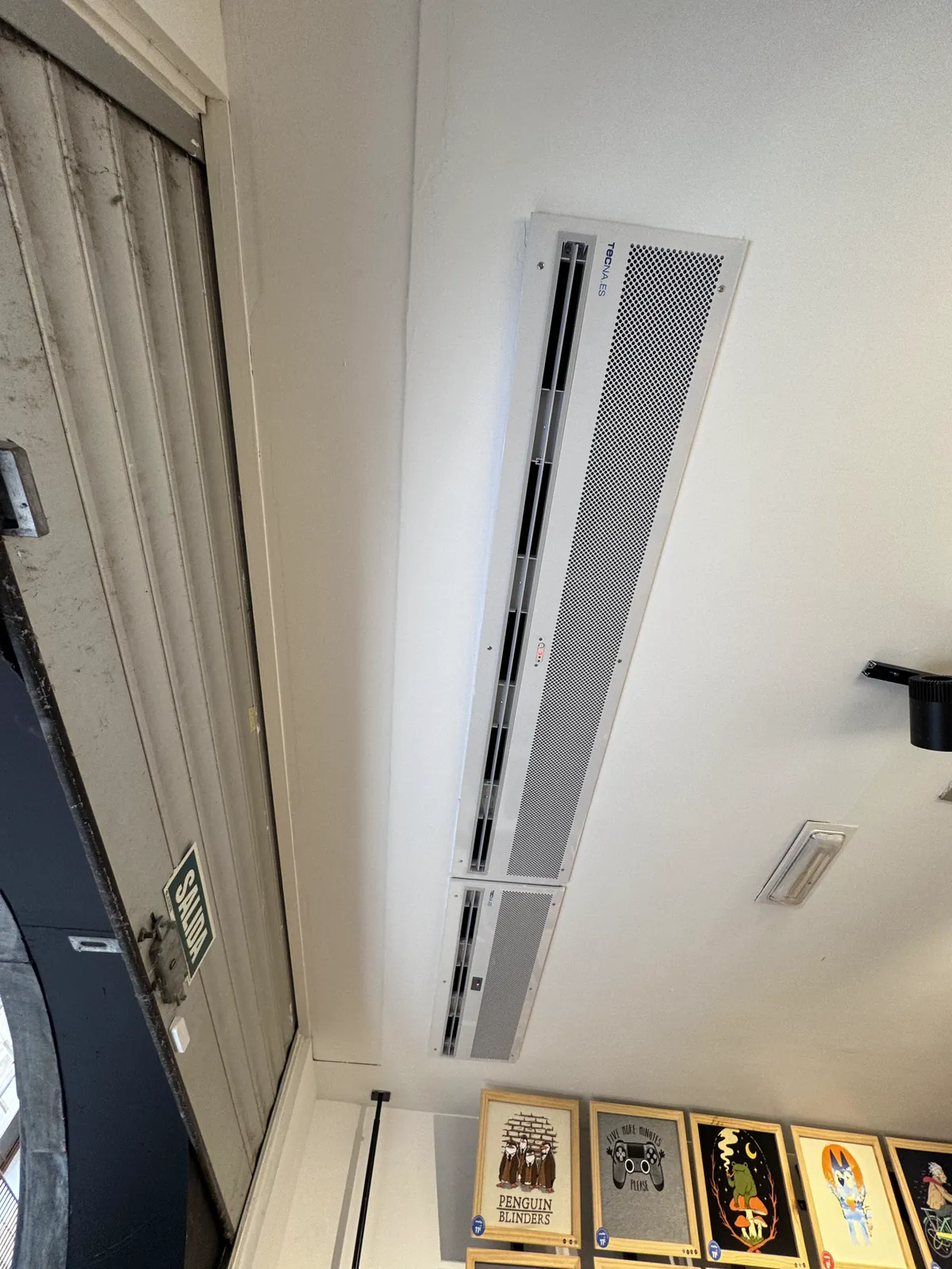 Difusor lineal de climatización instalado en el techo de un local
