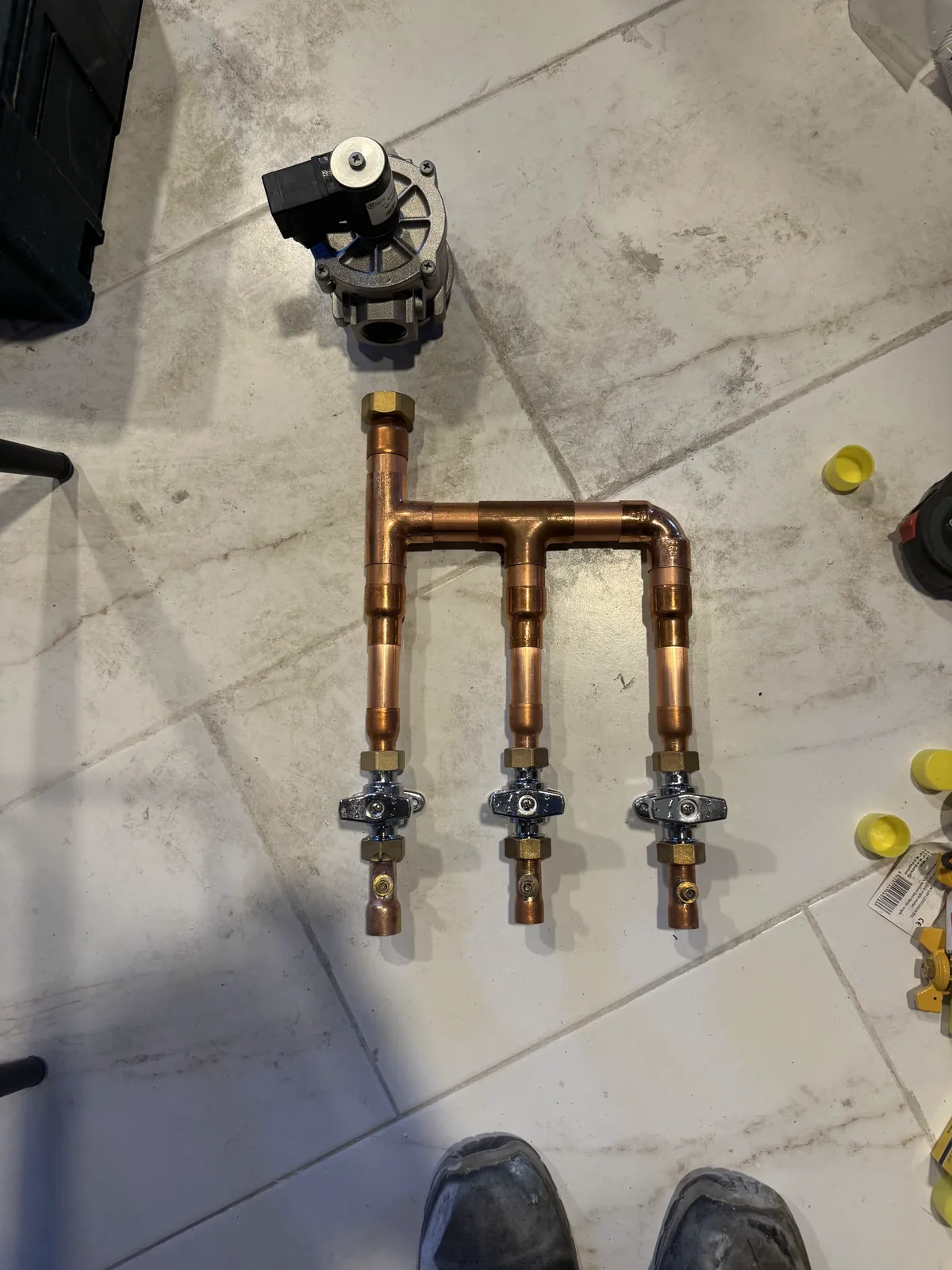 Colector de gas con tubería de cobre y tres llaves de corte