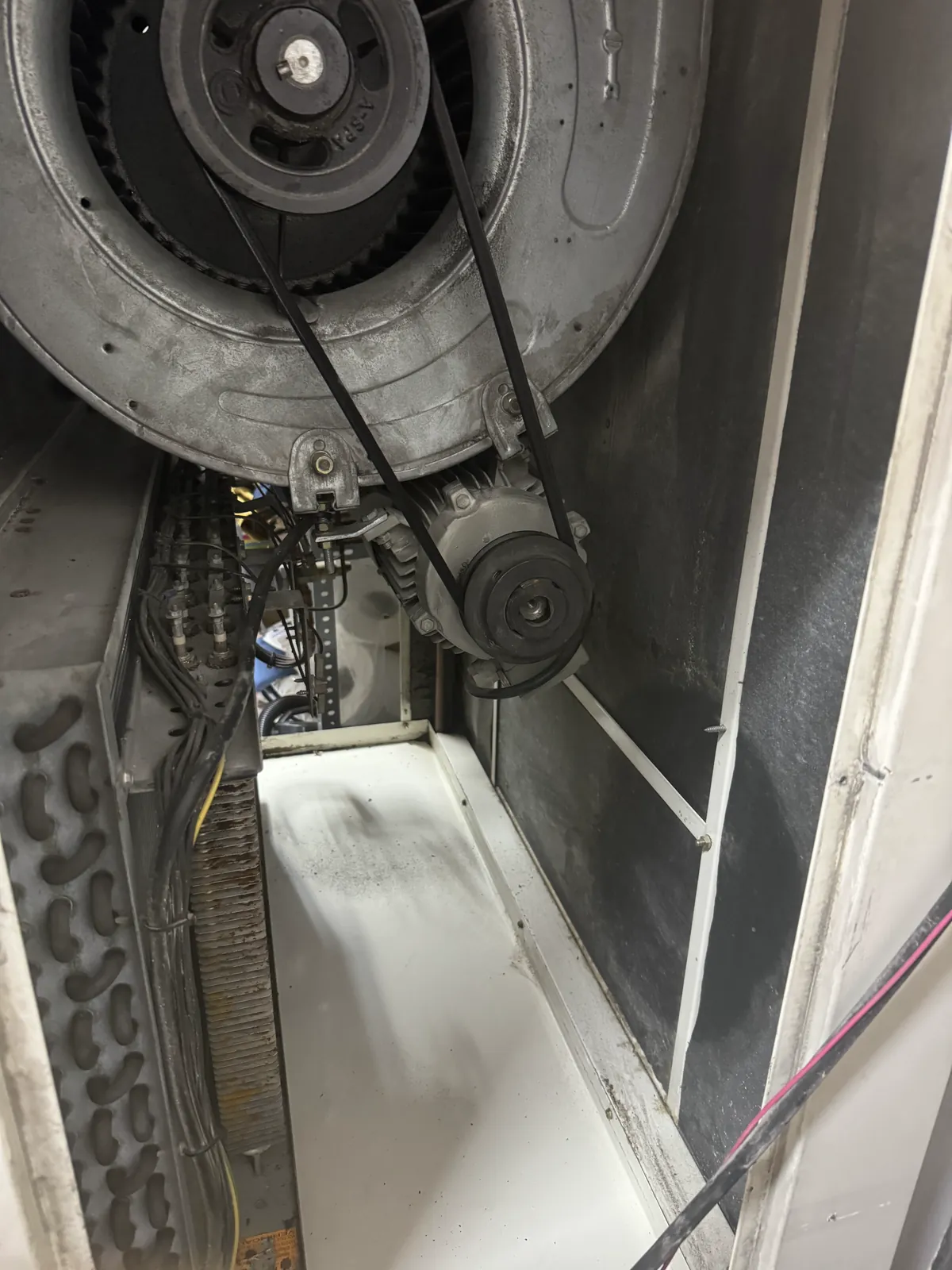 Ventilador y correas de una unidad de tratamiento de aire en mantenimiento