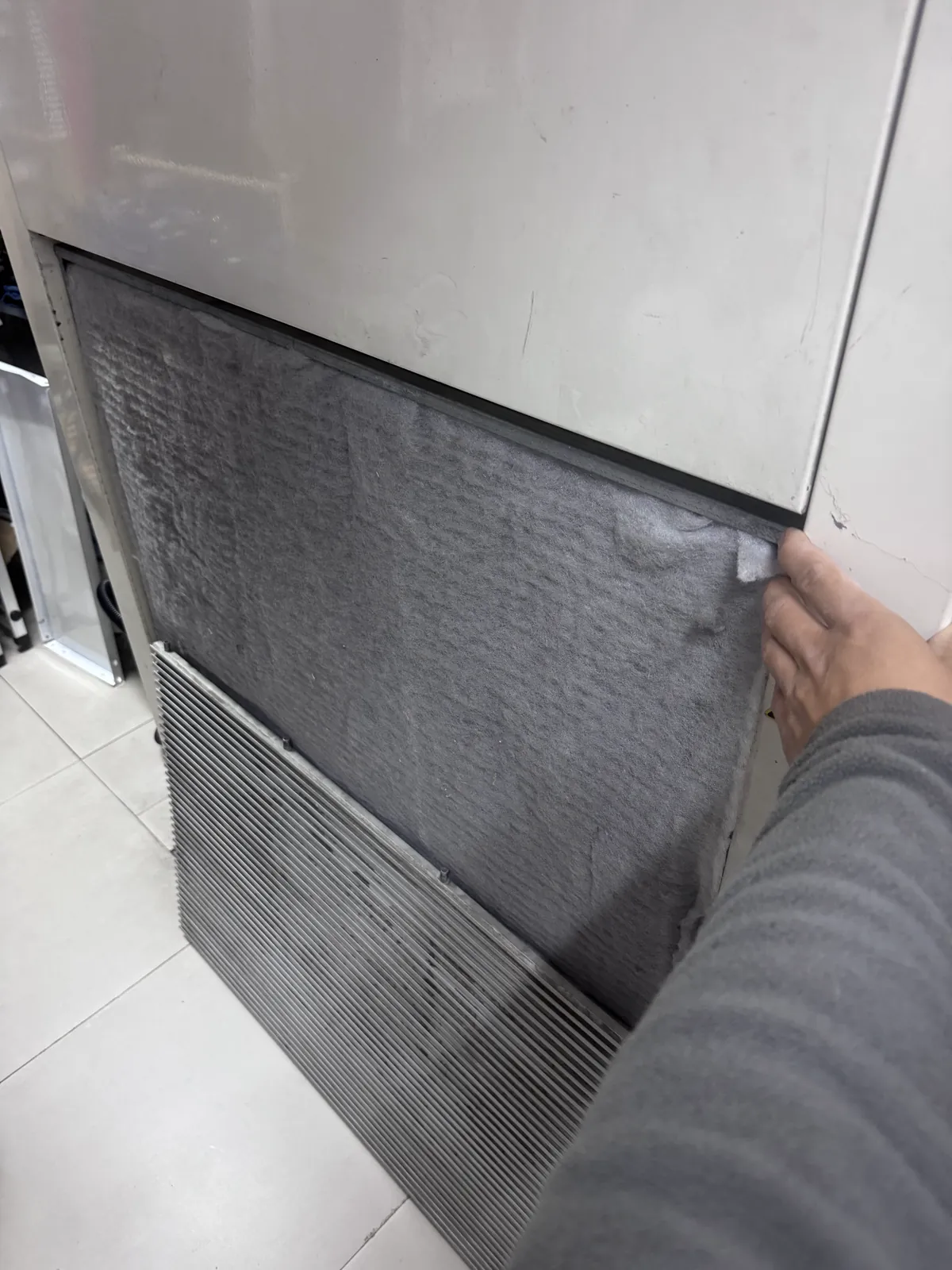 Retirada de un filtro de aire sucio de una unidad de climatización