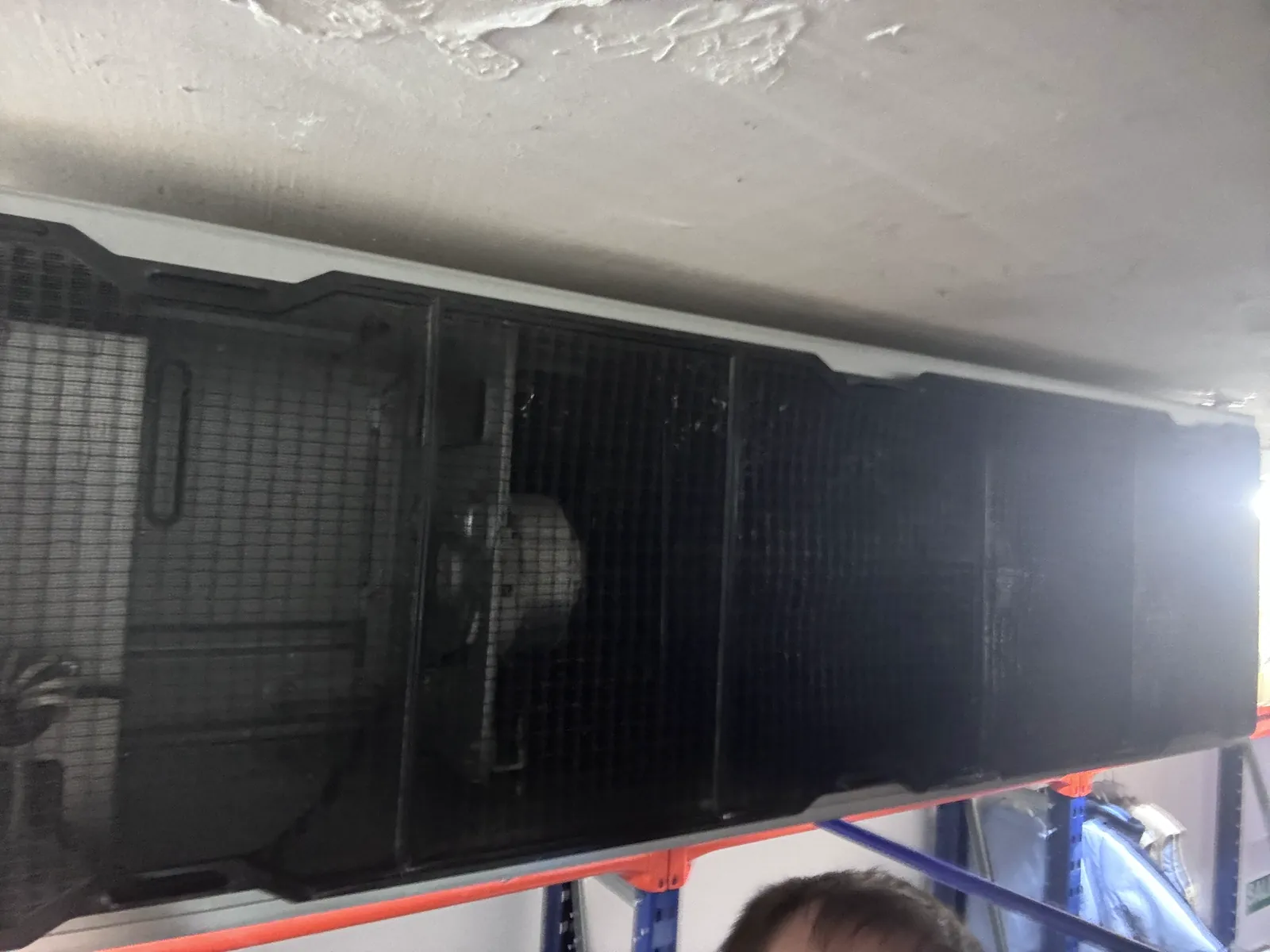 Interior de un equipo de climatización con ventilador durante una revisión