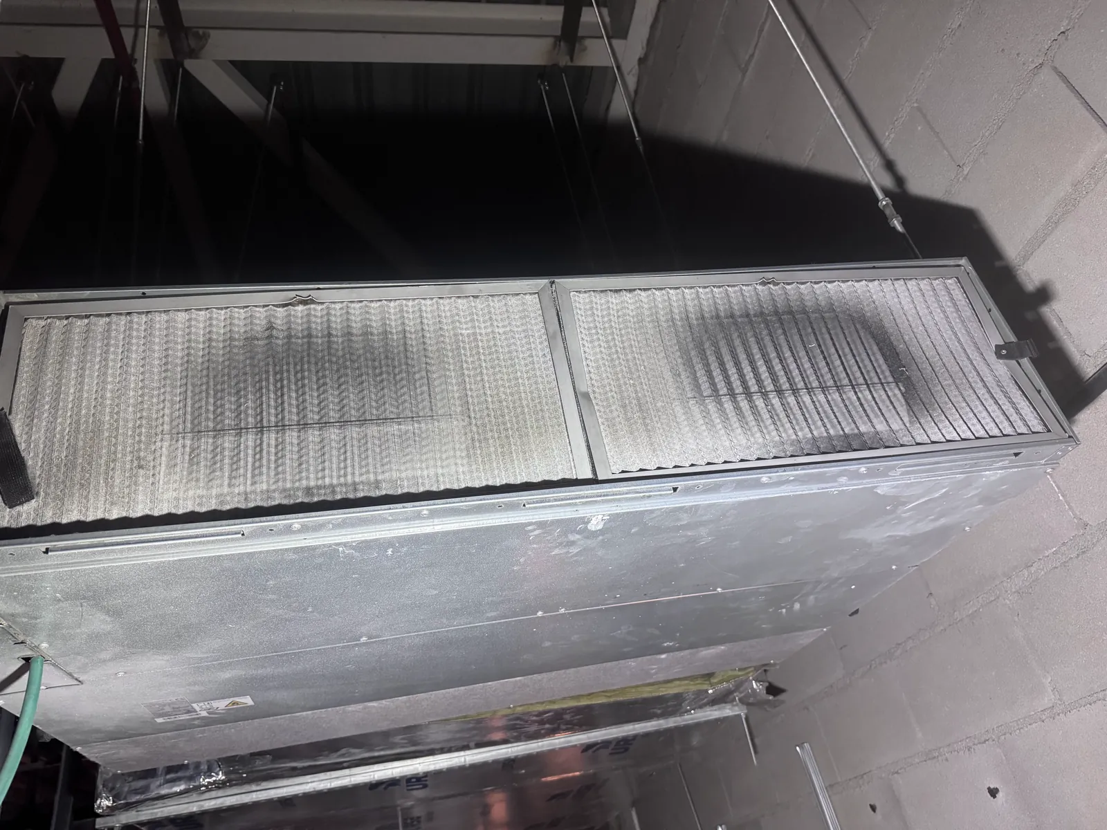 Fancoil de climatización suspendido del techo antes de su limpieza