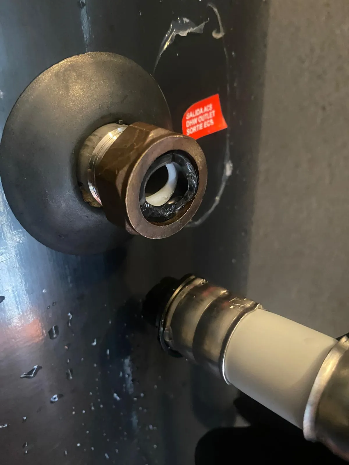 Conexiones de un depósito acumulador de agua caliente