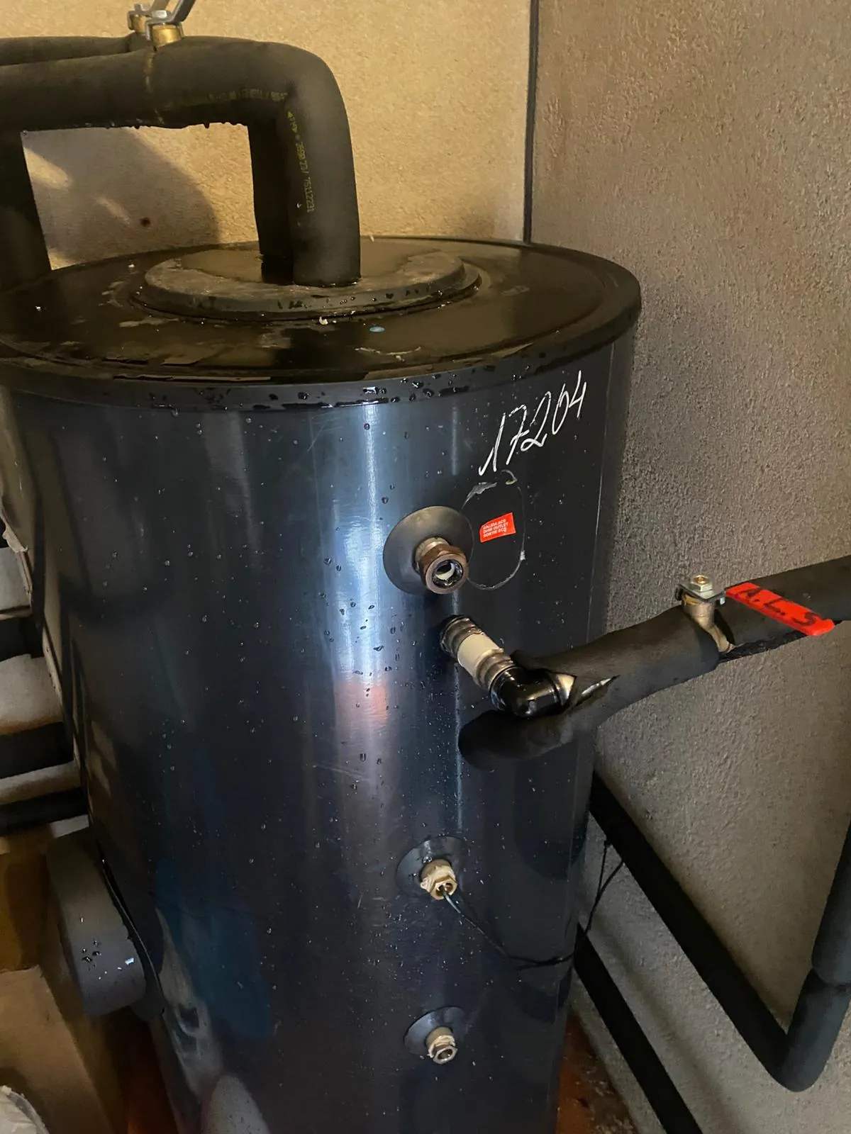 Depósito acumulador de agua caliente con aislamiento y conexiones