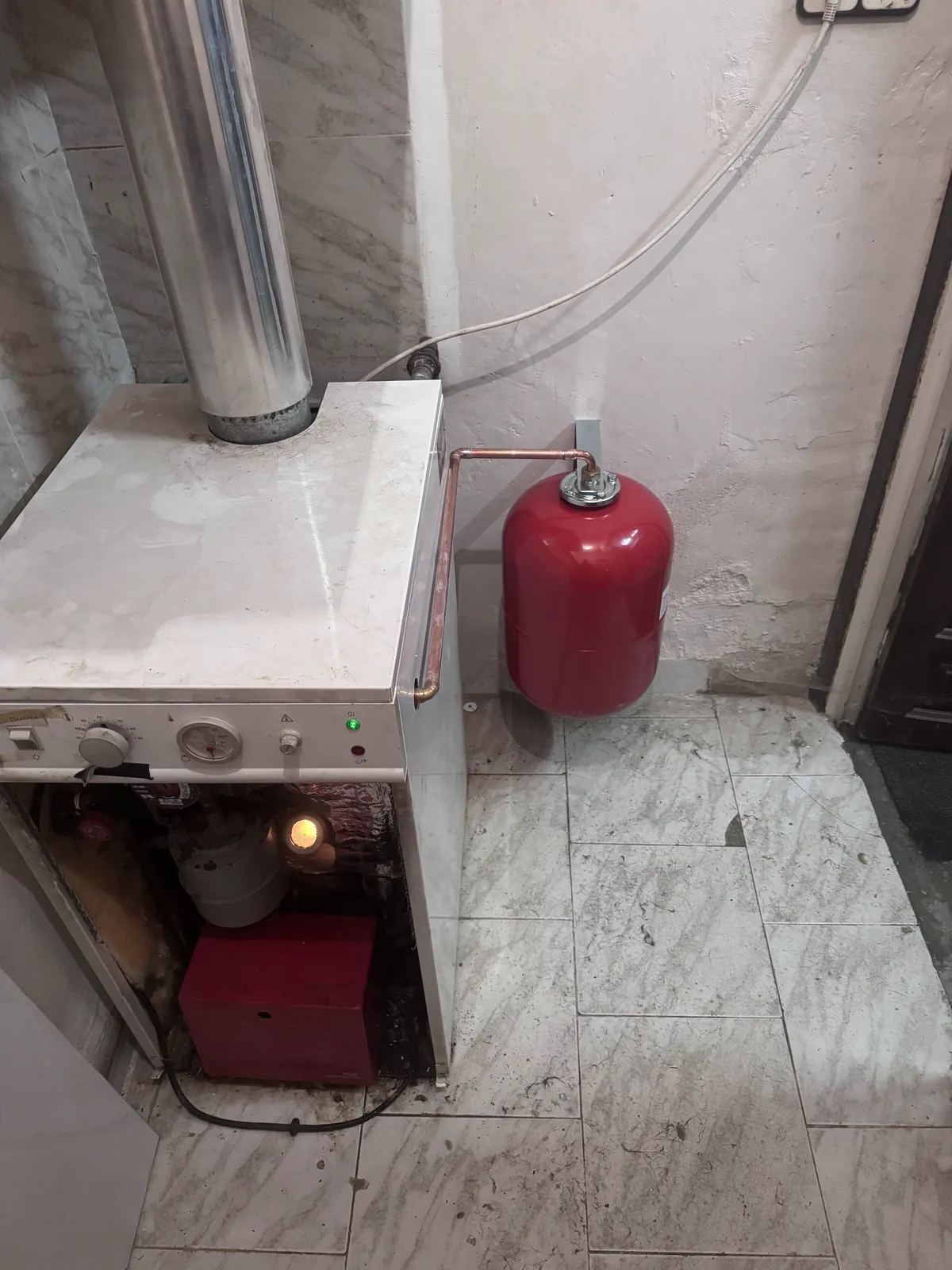 Caldera de calefacción con vaso de expansión y chimenea