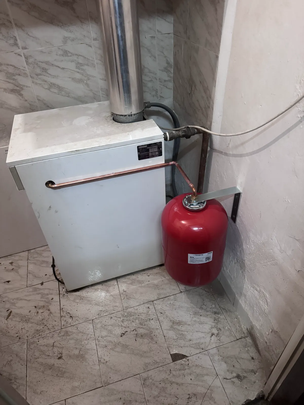 Caldera con vaso de expansión instalada en un cuarto técnico
