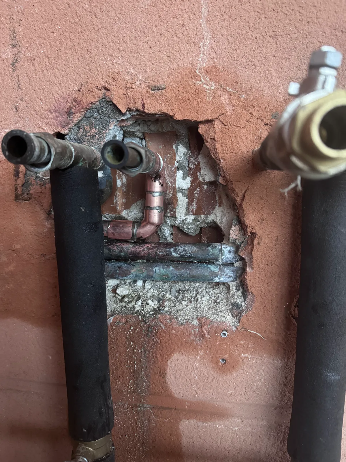 Tuberías de calefacción durante una reparación en la pared