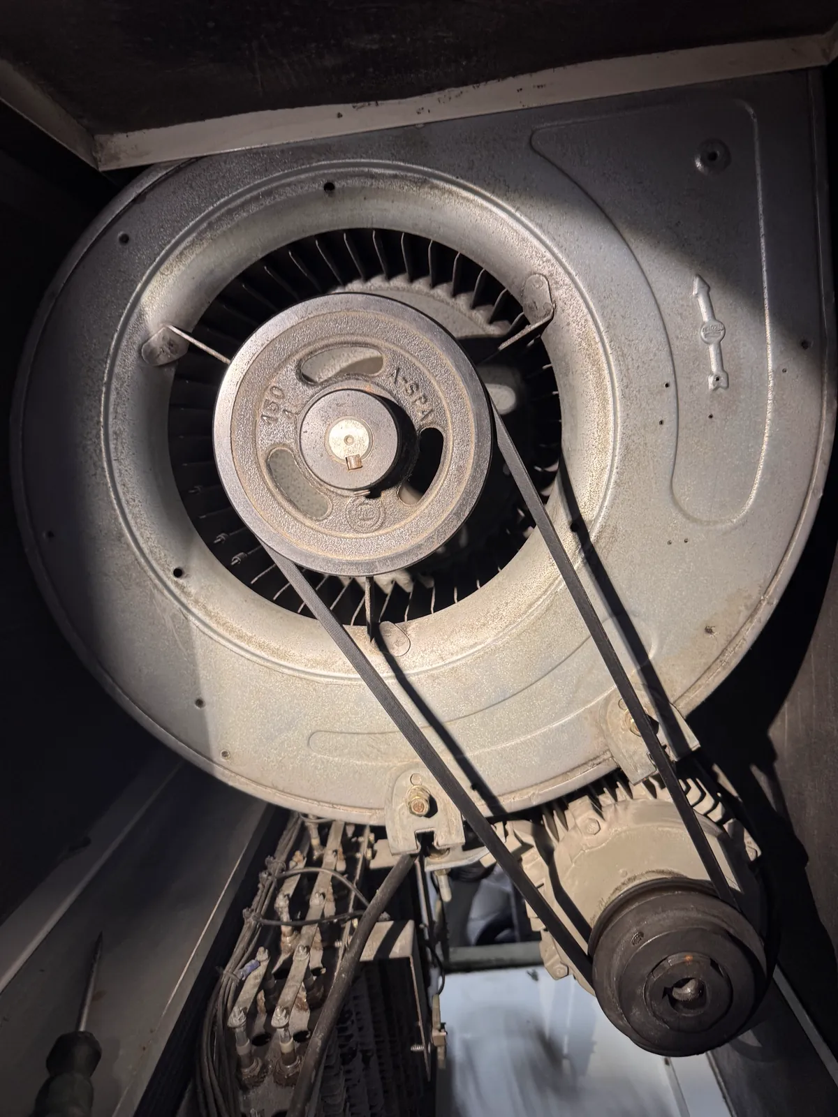 Ventilador centrífugo con correas de transmisión de un equipo de climatización