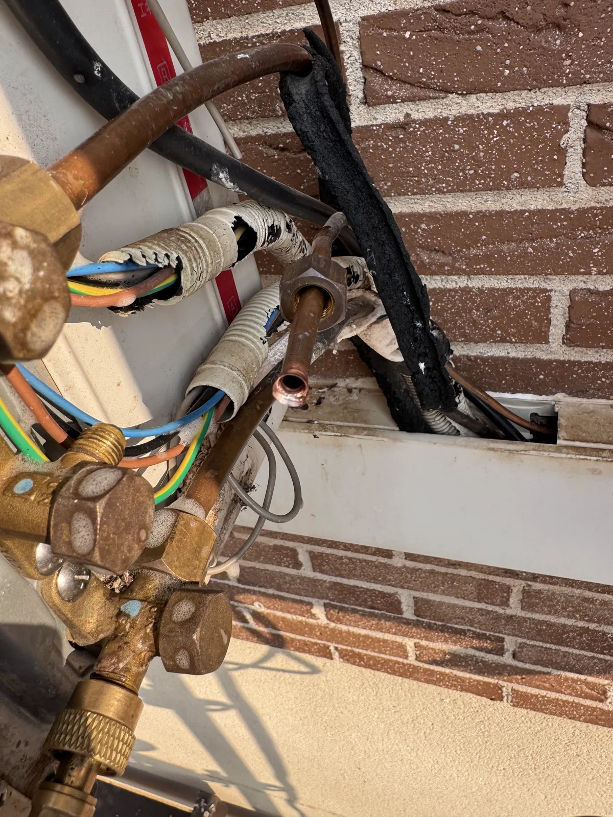 Conexiones frigoríficas y cableado de una unidad exterior durante una reparación